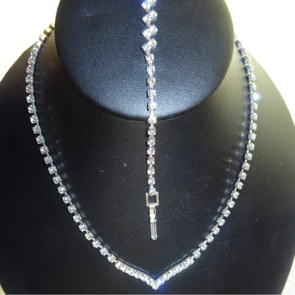 Vintage Sparkle V-Cut Necklace Set